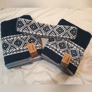 New Wrangler Elegant Look Blue and White Patterned Towels 2 Bath 1 Hand Towel
